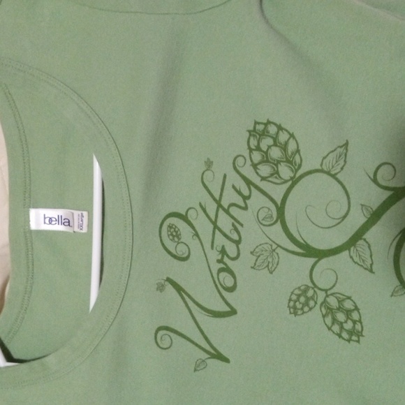 Light green Worthy Brewing top with a tasteful picture of hops on the vine - Picture 3 of 5